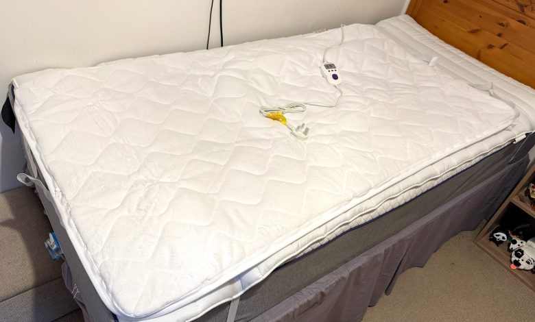 The Slumberdown Wonderfully Warm Electric Blanket on a single bed