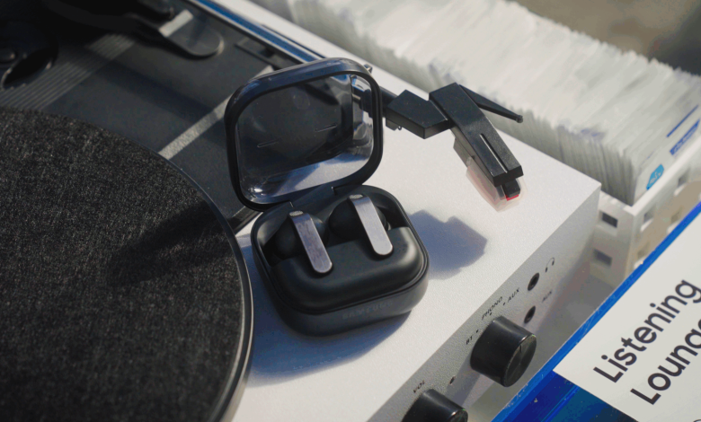Samsung Galaxy Buds4 Pro beside a turntable