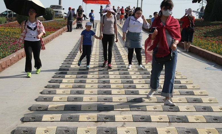 China Installed Pedestrian Bumpers on Certain Streets