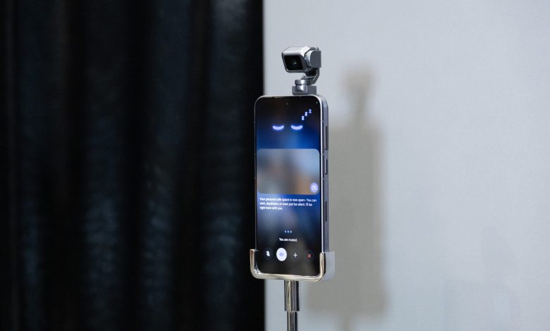 Honor's Robot Phone is a weird guy who likes to dance