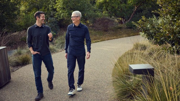Apple's Tim Cook Shares Public Letter After Announcing Plans to Step Down as CEO

