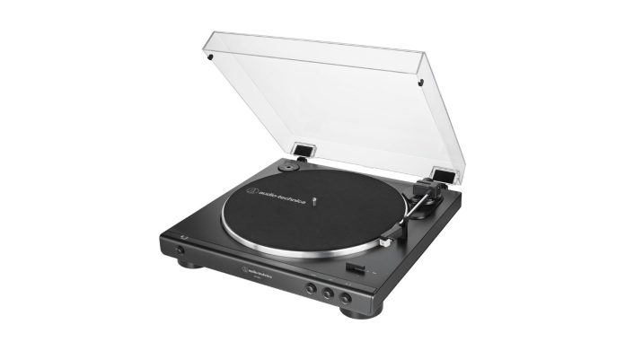 Amazon Users 'Struck' by This Beginner-Friendly Turntable for $180

