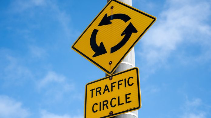 Is A Traffic Light On A Roundabout Pointless? This state of Florida doesn't think so

