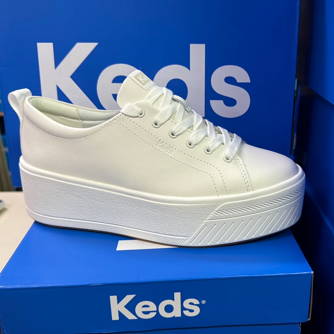 Unboxing my new pair of white Keds