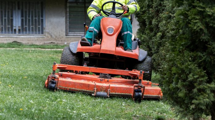 Your Mower Wheels May Need to be Replaced

