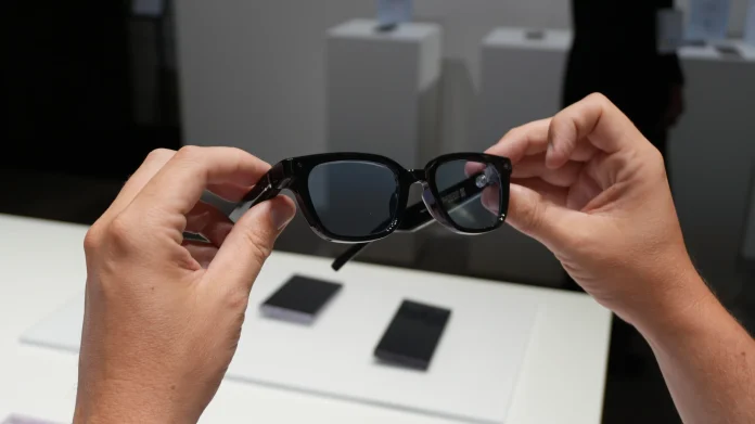 What can you do with Samsung's AI smart glasses?

